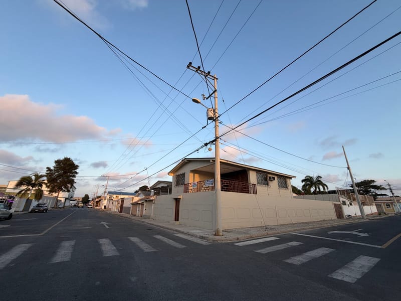 SALINAS CENTRAL, TWO-STORY HOUSE JUST A FEW BLOCKS FROM THE OCEAN — photo 28