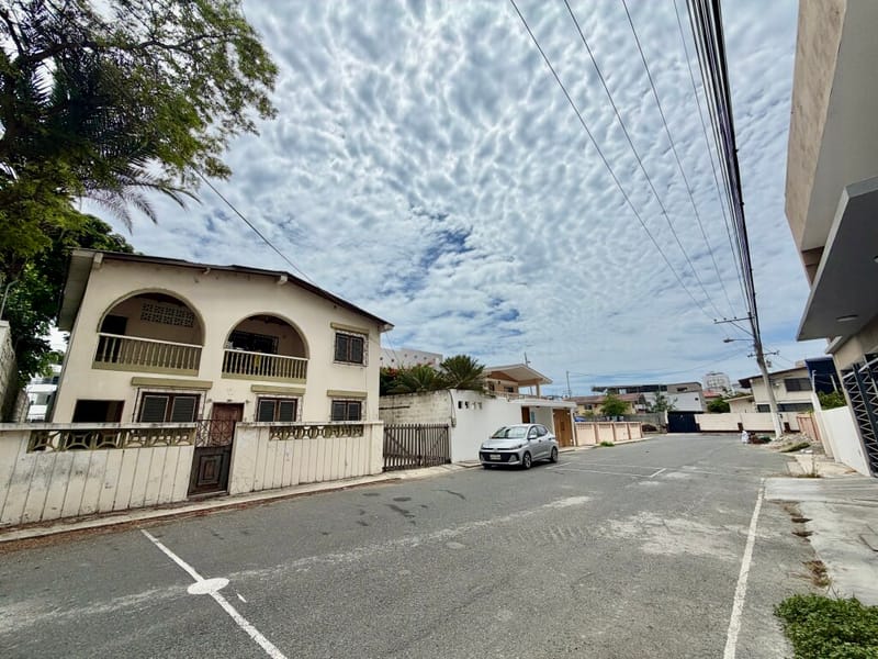 SAN LORENZO: CASA A 2 CALLES DEL MAR — foto 26