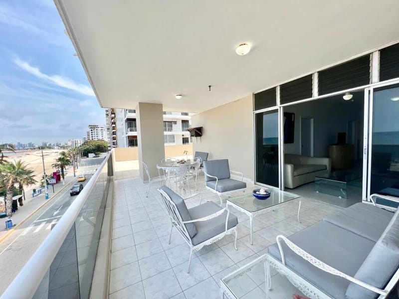 CHIPIPE: AMPLIO DEPARTAMENTO FRENTE AL MAR REMODELADO EN EDIFICIO ESQUINERO — foto 4