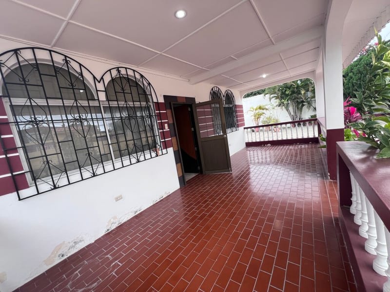 SPACIOUS HOUSE ON A HUGE 1,260 m² LOT, TWO STREETS AWAY FROM THE MAIN AVENUE — photo 13