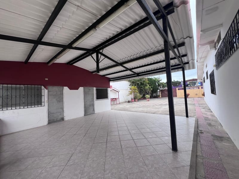 SPACIOUS HOUSE ON A HUGE 1,260 m² LOT, TWO STREETS AWAY FROM THE MAIN AVENUE — photo 9