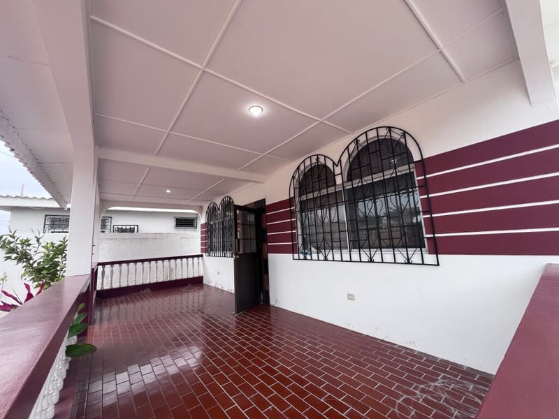 SPACIOUS HOUSE ON A HUGE 1,260 m² LOT, TWO STREETS AWAY FROM THE MAIN AVENUE — photo 11