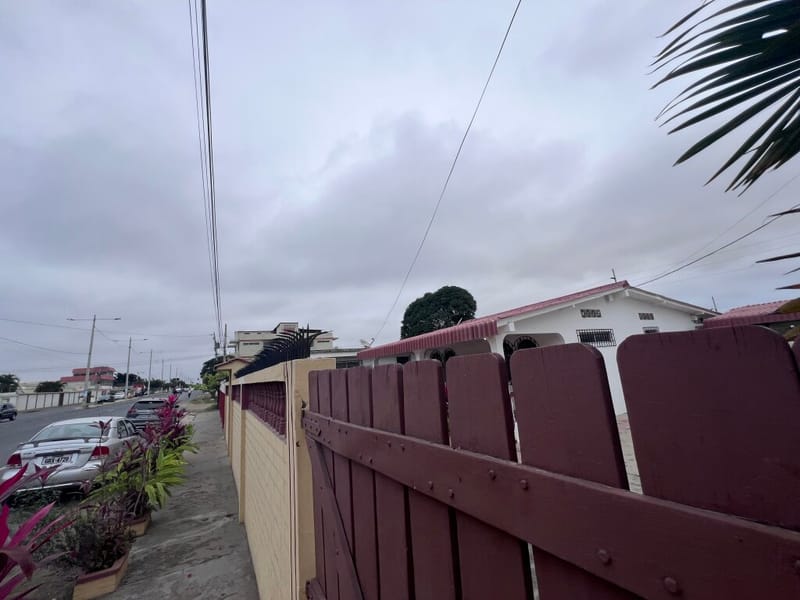 SPACIOUS HOUSE ON A HUGE 1,260 m² LOT, TWO STREETS AWAY FROM THE MAIN AVENUE — photo 30