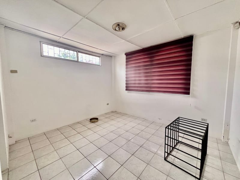 SPACIOUS HOUSE ON A HUGE 1,260 m² LOT, TWO STREETS AWAY FROM THE MAIN AVENUE — photo 16