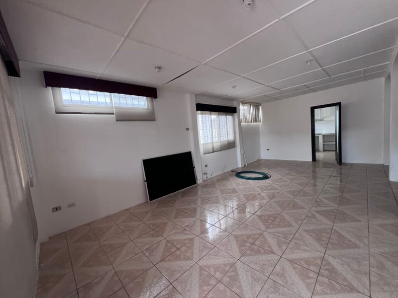 SPACIOUS HOUSE ON A HUGE 1,260 m² LOT, TWO STREETS AWAY FROM THE MAIN AVENUE — photo 14
