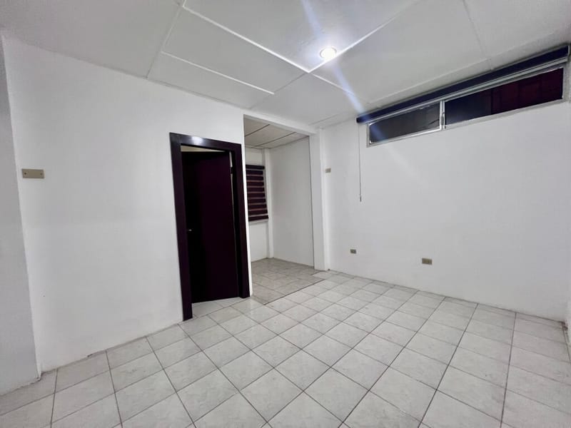 SPACIOUS HOUSE ON A HUGE 1,260 m² LOT, TWO STREETS AWAY FROM THE MAIN AVENUE — photo 23