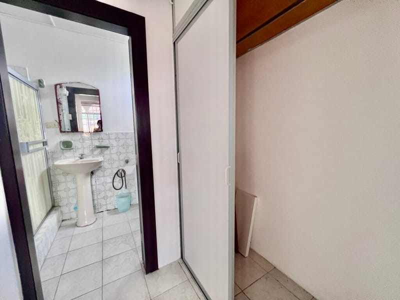 SPACIOUS HOUSE ON A HUGE 1,260 m² LOT, TWO STREETS AWAY FROM THE MAIN AVENUE — photo 28