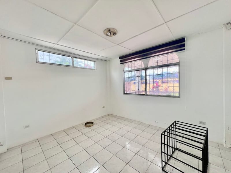 SPACIOUS HOUSE ON A HUGE 1,260 m² LOT, TWO STREETS AWAY FROM THE MAIN AVENUE — photo 27