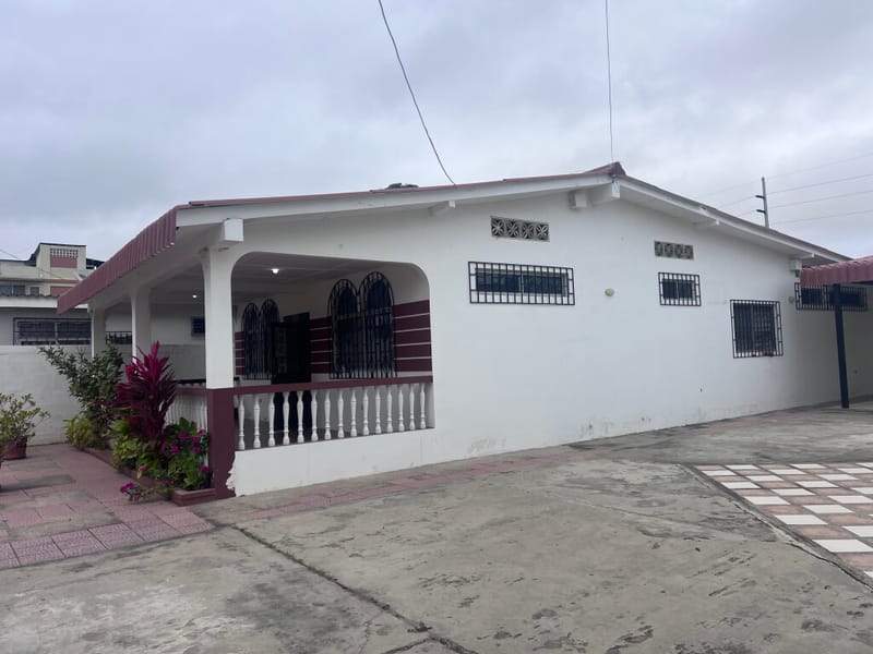 SPACIOUS HOUSE ON A HUGE 1,260 m² LOT, TWO STREETS AWAY FROM THE MAIN AVENUE — photo 4