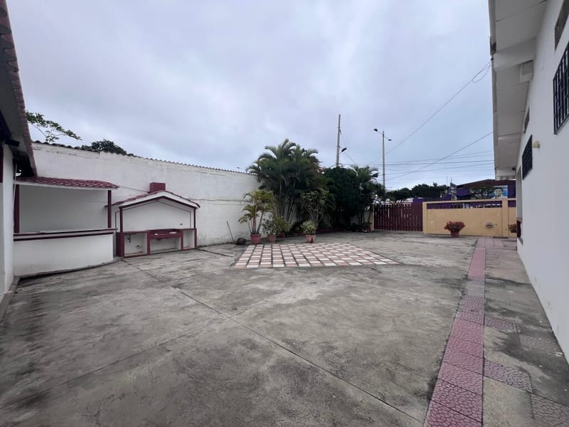 SPACIOUS HOUSE ON A HUGE 1,260 m² LOT, TWO STREETS AWAY FROM THE MAIN AVENUE — photo 10