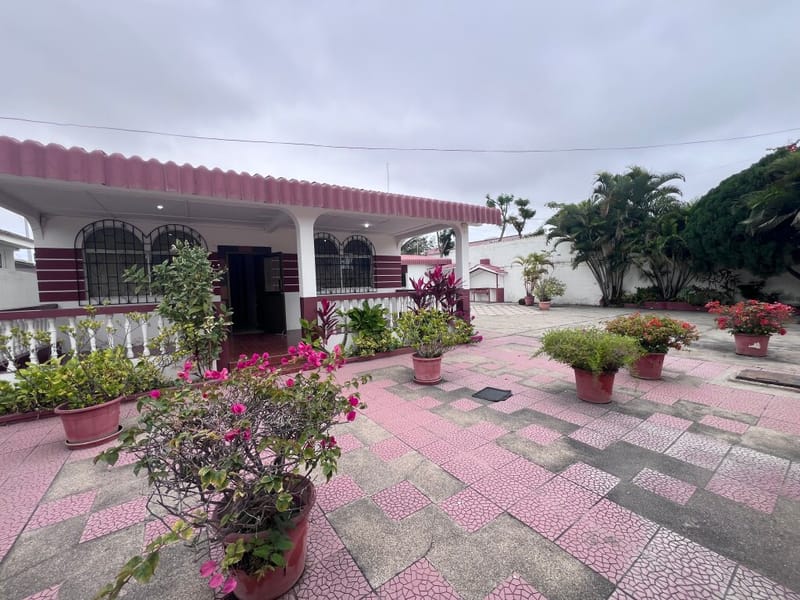 SPACIOUS HOUSE ON A HUGE 1,260 m² LOT, TWO STREETS AWAY FROM THE MAIN AVENUE — photo 2