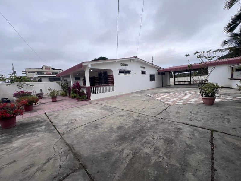 SPACIOUS HOUSE ON A HUGE 1,260 m² LOT, TWO STREETS AWAY FROM THE MAIN AVENUE — photo 3