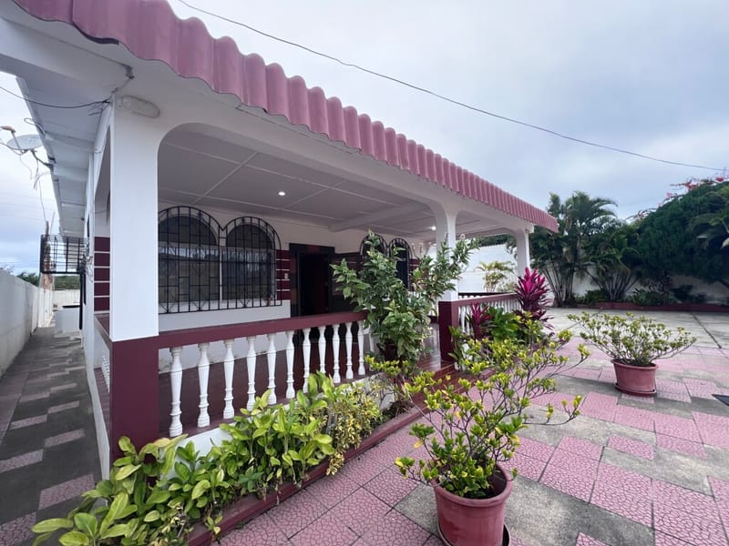 SPACIOUS HOUSE ON A HUGE 1,260 m² LOT, TWO STREETS AWAY FROM THE MAIN AVENUE — photo 12