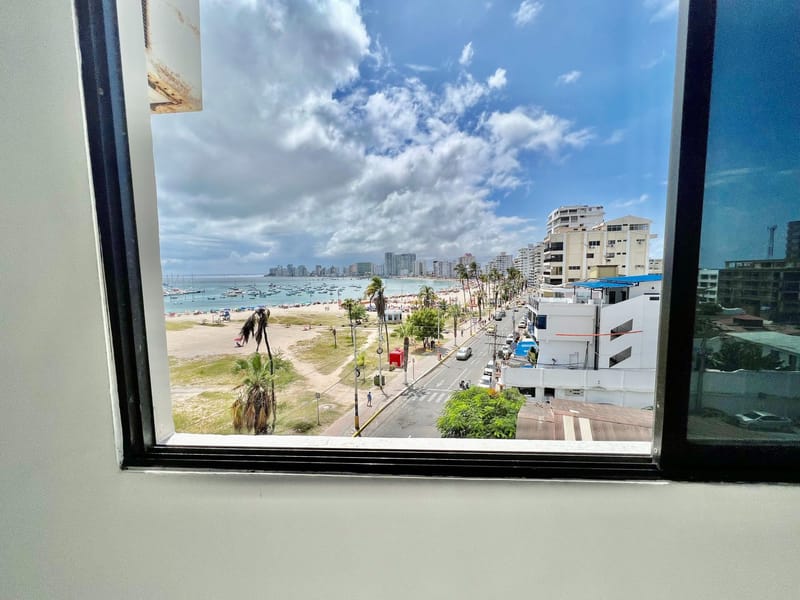 SALINAS: DIVINO Y AMPLIO DEPARTAMENTO SIN AMOBLAR FRENTE AL MAR CON PISCINA — foto 4