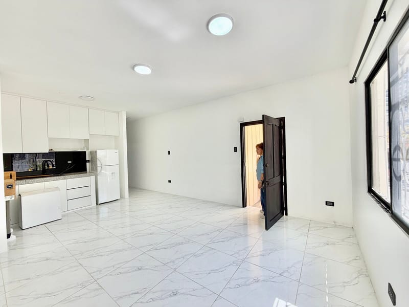 SEMI-FURNISHED 2-BEDROOM, 2-BATHROOM APARTMENT FOR RENT, ONE BLOCK FROM THE BEACH — photo 2